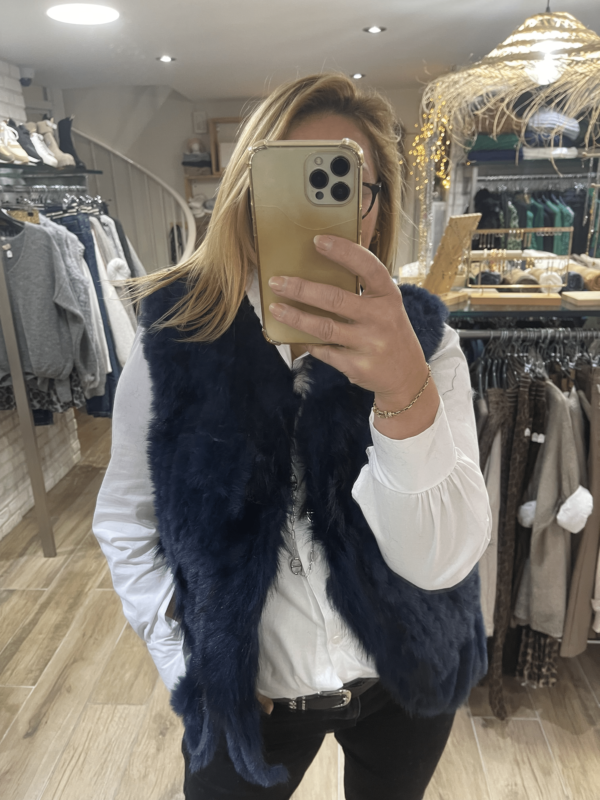 Image d'une veste sans manches bleu marine de la boutique Erika.
