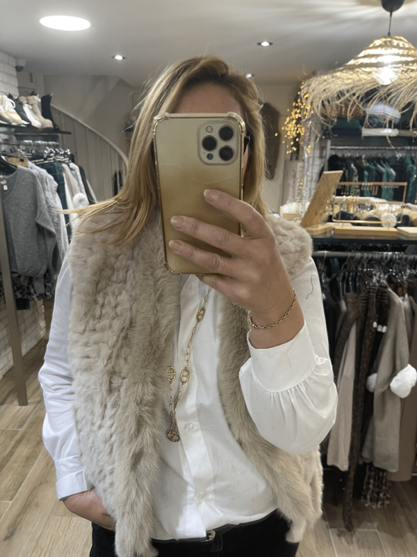 Image d'une veste sans manches beige de la boutique Erika.