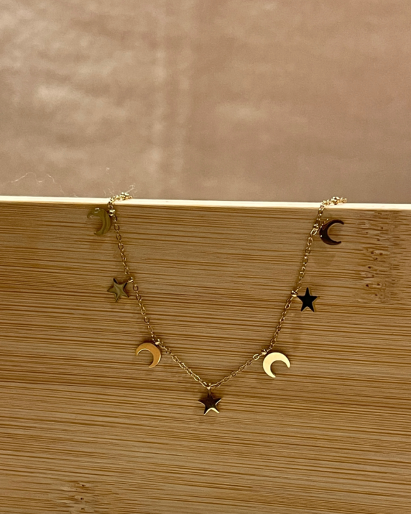 Image d'un bracelet avec lune et étoile de la boutique Erika.