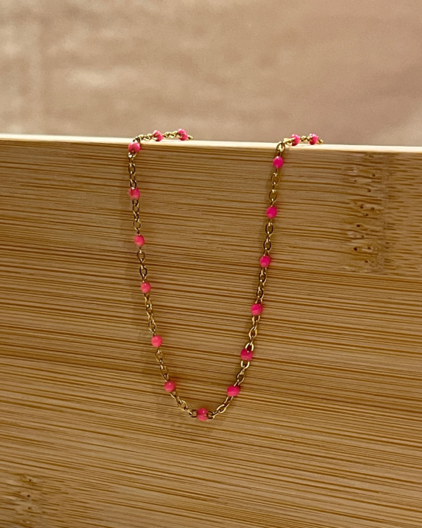 Image d'un collier à perles rose et doré de la boutique Erika.