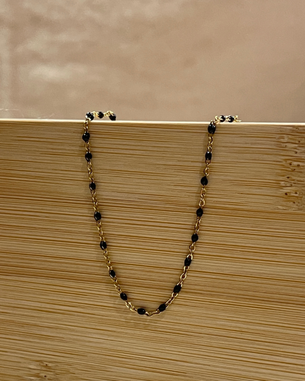 Image d'un bracelet à perles noir et doré de la boutique Erika.