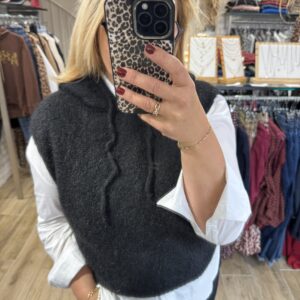 Pull sans manches à capuche noir 
TU