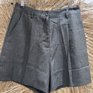 Short gris à rayures
