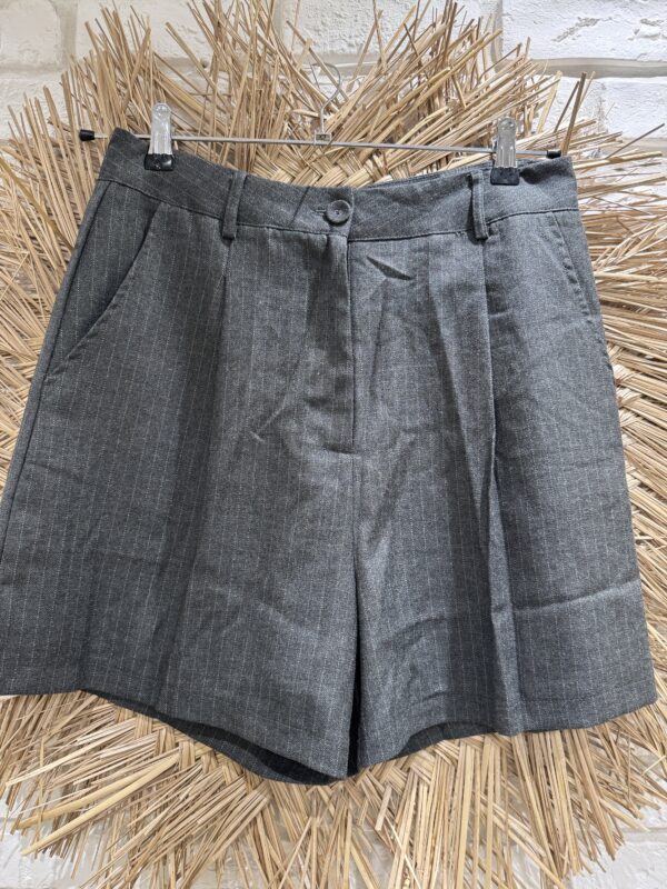 Short gris à rayures